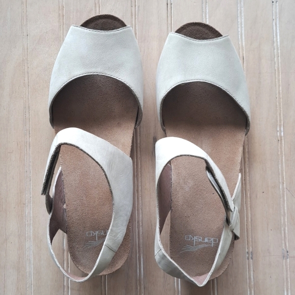 Dansko Vera Nude Tan Leather Sandals Peep Toe Ankle Elastic Strap Wedge - Picture 2 of 11